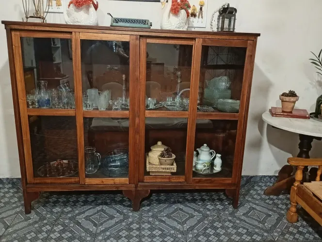 Cristaleira/Armário/Estante/Vitrine/Expositor em Madeira com Portas de correr