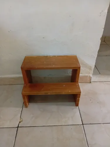 Escadinha Montessori de Madeira Infantil - Resistente e Segura.