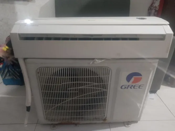 Ar condicionado 12 mil BTUs convencional pra vender ligeiro da marca gree muito bom 