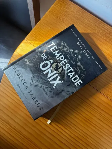 Tempestade de Ônix (Livro 3) - Rebecca Yarros | Livro usado