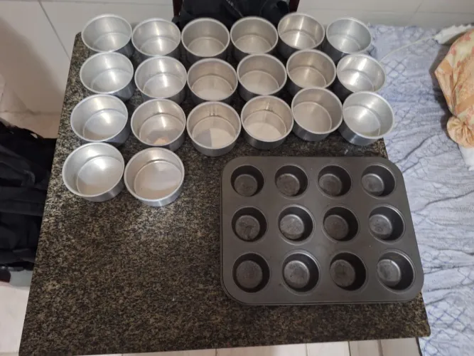 16 miniformas em alumínio para bolo, tortas e 5 formas antiaderente para cupcake