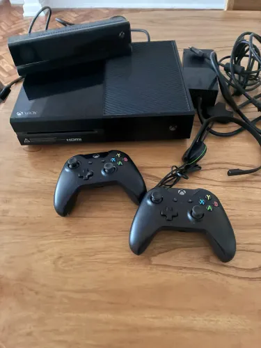 Xbox One + Kinect + 2 Controles + Caixa Original - R$ 600