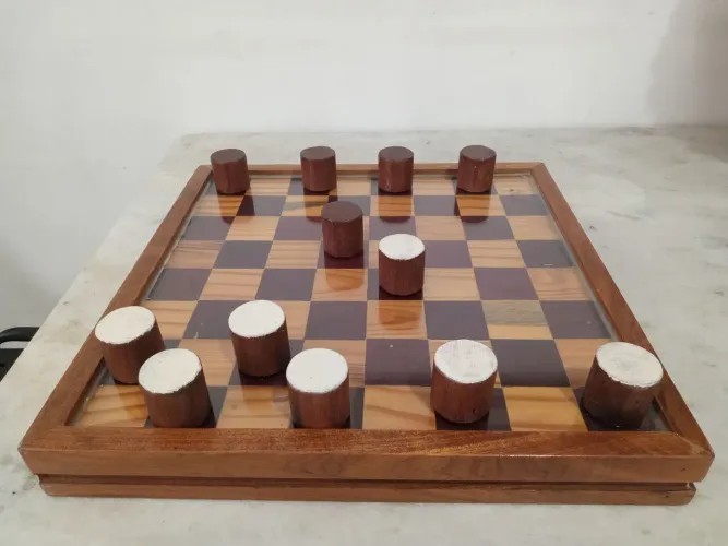 tabuleiro de dama em madeira ,forrado com vidro 4mm , super conservado 