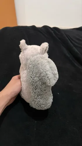 bichinho de pelúcia esquilo cinza