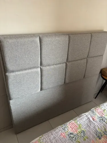 Cabeceira estofada em linho cinza claro
