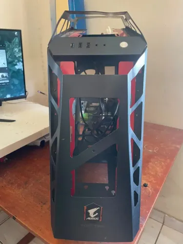 Gabinete Gamer Top Tag mid-tower, lateral de vidro temperado intacto.