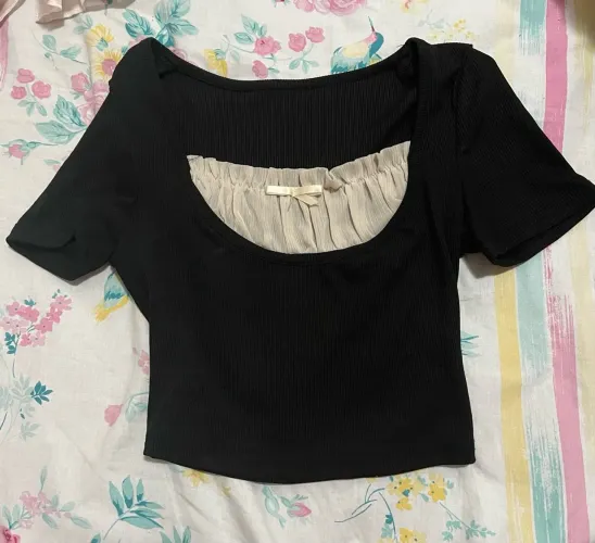 Cropped SHEIN PP preto e bege com laço