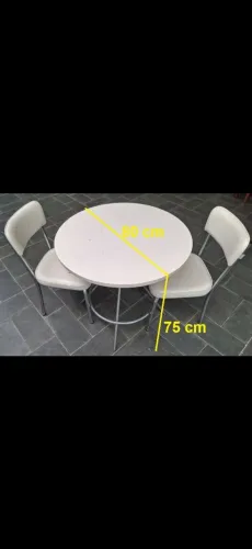 Vendo mesinha com 2 cadeiras