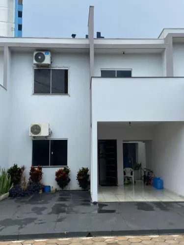 Casa de condomínio para venda tem 160 metros quadrados com 3 quartos