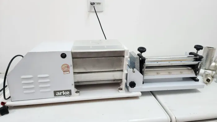 Máquina De Massa Laminador Sovadeira Com Moedor Carne Arke SF300, Bivolt