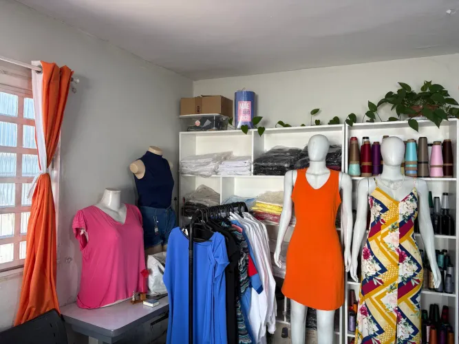 Consertos profissionais, uniformes e moda em geral.