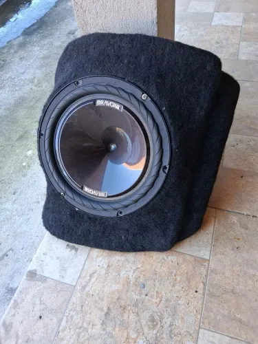 Subwoofer bravox 10 polegadas vai com a caixa de fibra