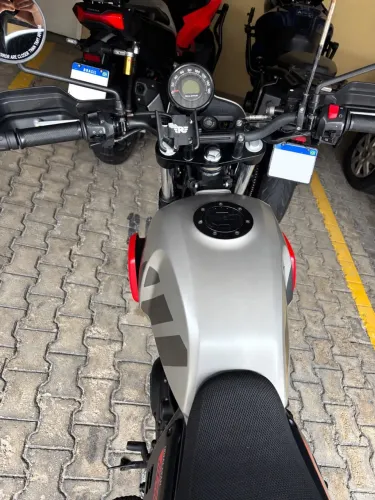 ? ROYAL ENFIELD SCRAM 411 À VENDA ?