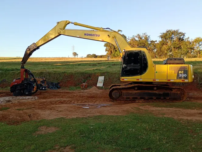 Harvester florestal komatsu pc200