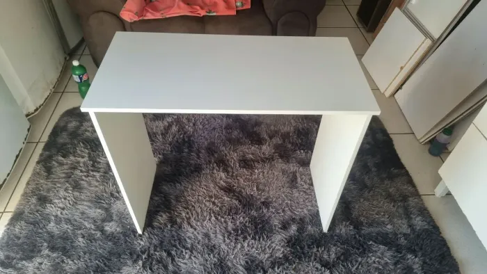 Mesinha estudo ou manicuri em mdf bem firme medindo 0.90 x 0.45 x 0,78 altura