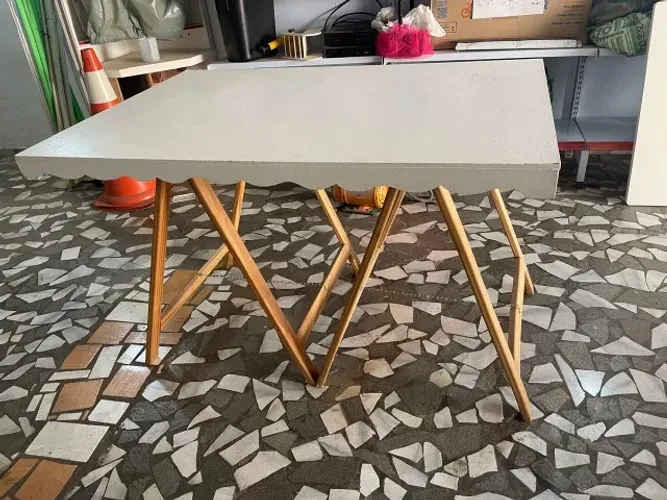 Mesa MDF com pés de cavalete 