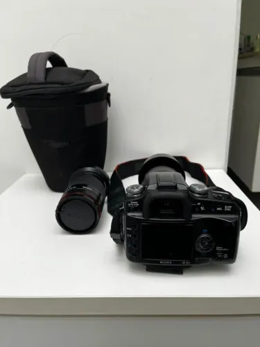 Sony ?100 DSLR sensor de 10,2 megapixels, acompanha bateria, carregador, uma lente 75-300 