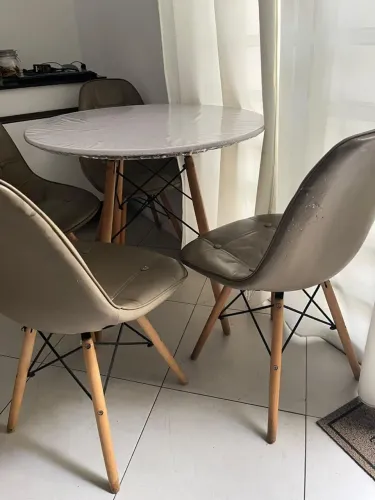 Mesa e cadeiras eames