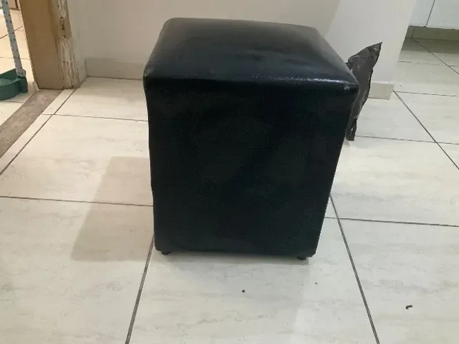 Puff preto couro sintético 