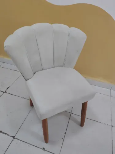 Cadeira pétala com pés palito bege