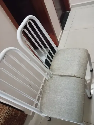 Vendo duas cadeiras de mesa usadas