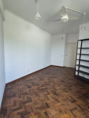 Sala Av. Assis Brasil muito bem localizada 24m2