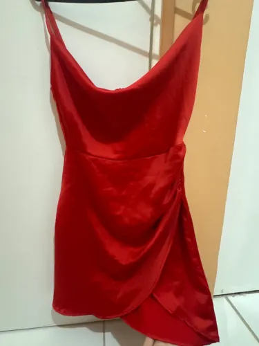 Vestido vermelho com mini fenda e detalhe no decote