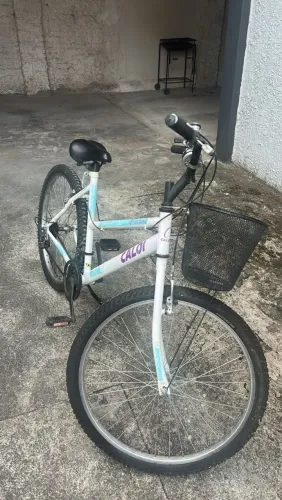 Bicicleta De Passeio Caloi Bike Aro 26 Com Cestinha E Descanso Marcha 21 Velocidades
