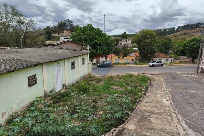 Terreno na avenida Central em Ribeirão Vermelho, MG - 189m²