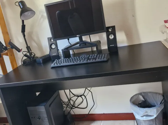 Computador e mesa