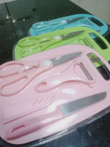 KIT Facas Tesoura Descascador Tábua Coloridos de Cozinha Aço Inoxidável 4 PEÇAS