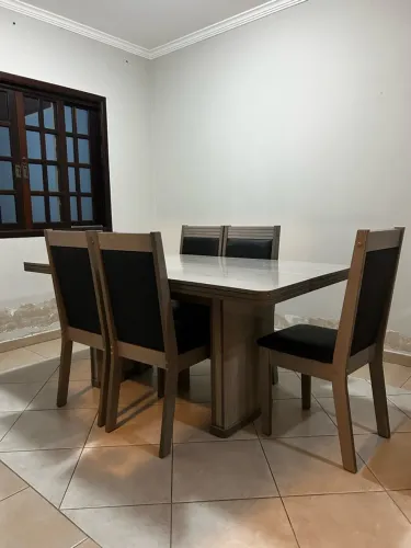 Mesa com 5 cadeiras