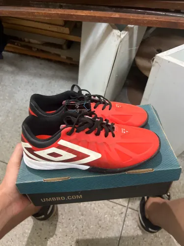 Chuteira tamanho 38 umbro