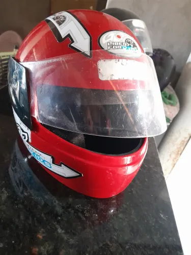 Capacete infantil, Alguns Riscos, Nunca foi usado, TAMABHO 54, 80 Reais.