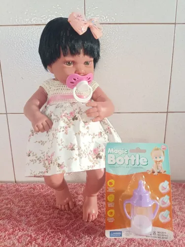 Boneca de vinil com 43 cm