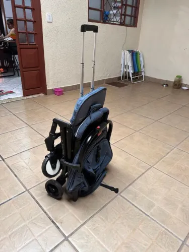 Vendo carrinho de bebê compacto