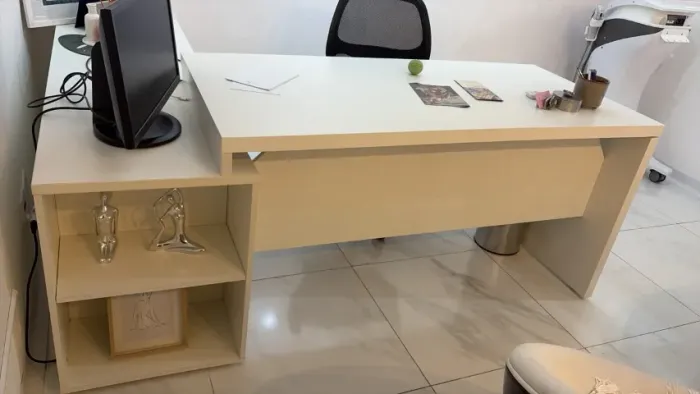 Mesa de Escritório / Consult