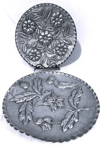 Par grandes Medalhões parede Metal boliviano martelado com flores e folhas em relevo*