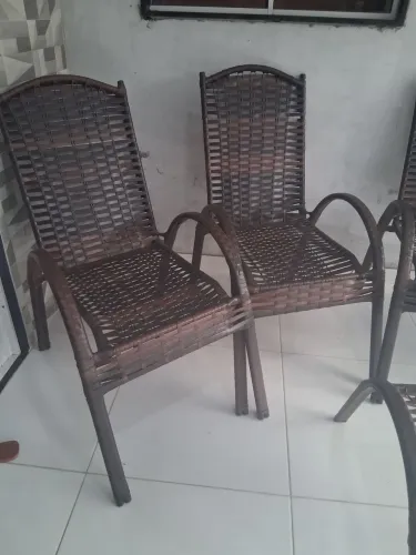 Conjunto de Mesa + 4 Cadeiras de Fibra Sintética