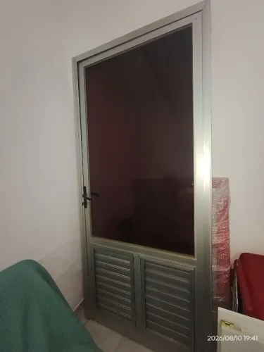 Porta de alumínio com abertura na parte inferior