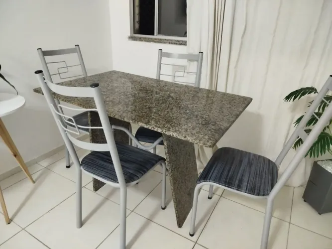 Mesa de mármore com 4 cadeiras pra vender