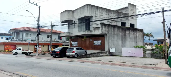 Prédio residencial e comercial de esquina a venda