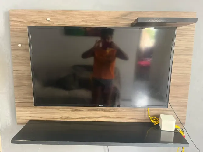 Painel suspenso para TV