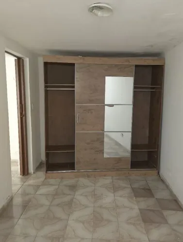 EXCELENTE GUARDA-ROUPA