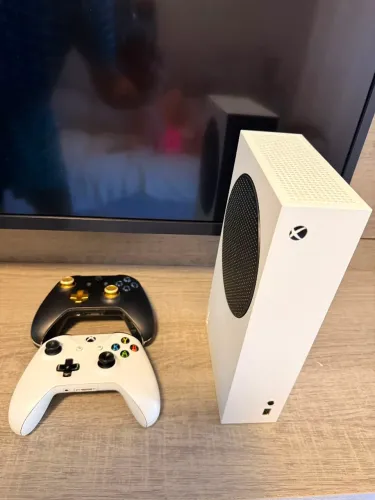 Xbox Series S + 2 controles + carregador c/ 4 pilhas Duracell