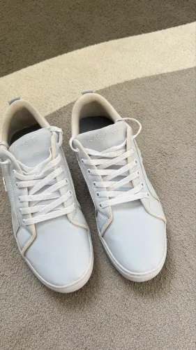 Tênis branco Lacoste 120,00 reais