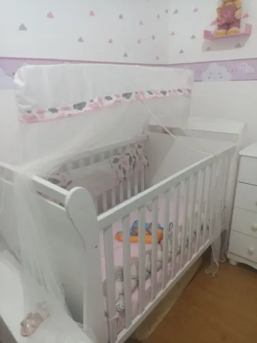 Berço americano completo com colchão e kit contendo protetor ores e cortinario