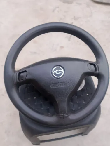 Volante do astra com bolsa de airbag inclusa.