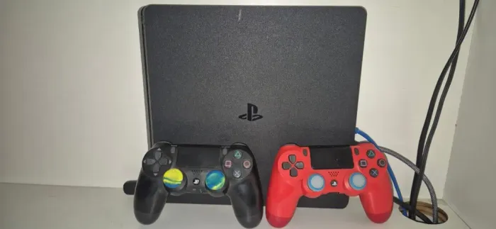 PS4 SLIM 1 TB - 2 CONTROLES - ACEITO OFERTA E TROCA POR PS5 SLIM