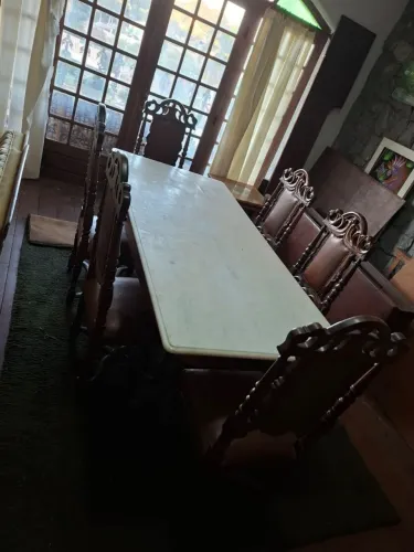 Mesa de jantar em madeira Jacarandá e granito.